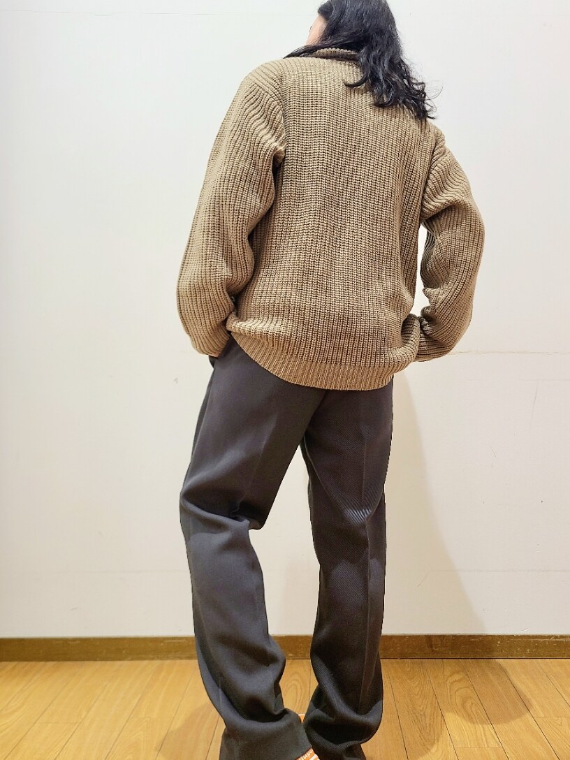 グレー系のその他パンツを着用したメンズの冬コーディネートの7枚目の写真