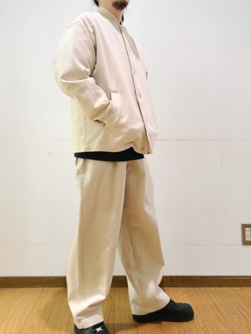 ブラック系のスウェット、ホワイト系のデニムパンツを着用したメンズの冬コーディネートの6枚目の写真