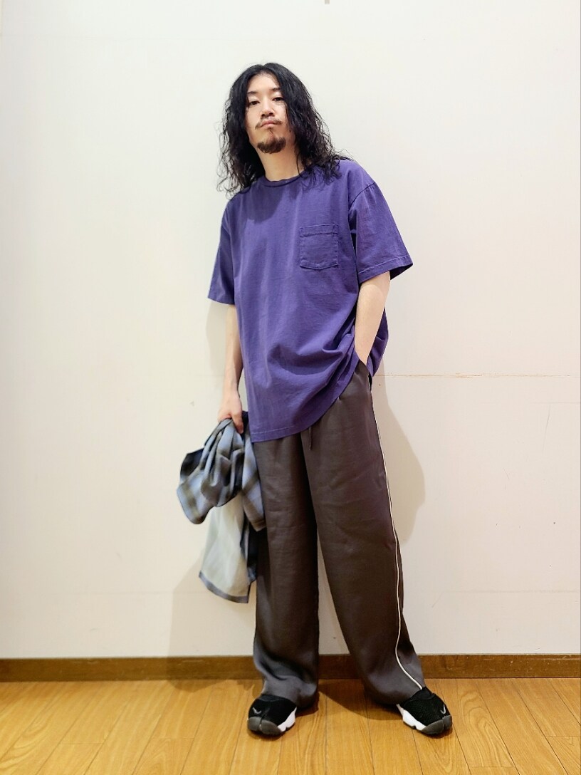 ブルー系のTシャツ/カットソー、ブルー系のシャツ/ブラウス、ブラック系のスニーカーを着用したメンズの夏コーディネートの4枚目の写真