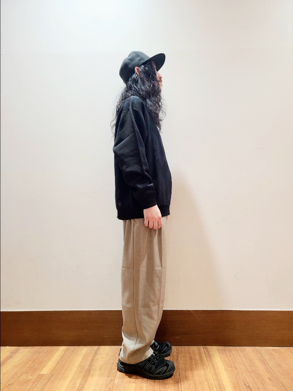 ブラック系のTシャツ/カットソー、ベージュ系のその他パンツを着用したメンズの秋コーディネートの2枚目の写真