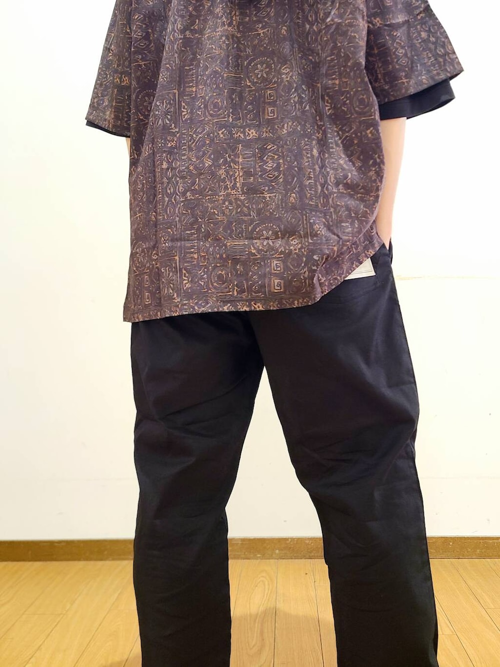 ブラック系のその他パンツ、ブラック系のTシャツ/カットソー、ブラウン系のシャツ/ブラウスを着用したメンズの夏コーディネートの9枚目の写真