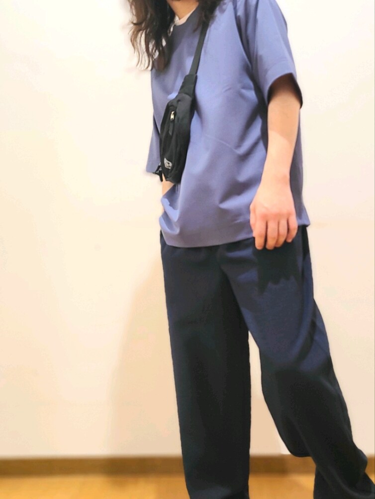 ブルー系のTシャツ/カットソー、ブルー系のその他パンツ、ブラック系のボディバッグ/ウエストポーチを着用したメンズの春コーディネートの5枚目の写真
