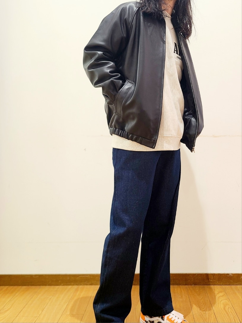 ブラック系のライダースジャケット、ブルー系のデニムパンツを着用したメンズの冬コーディネートの5枚目の写真