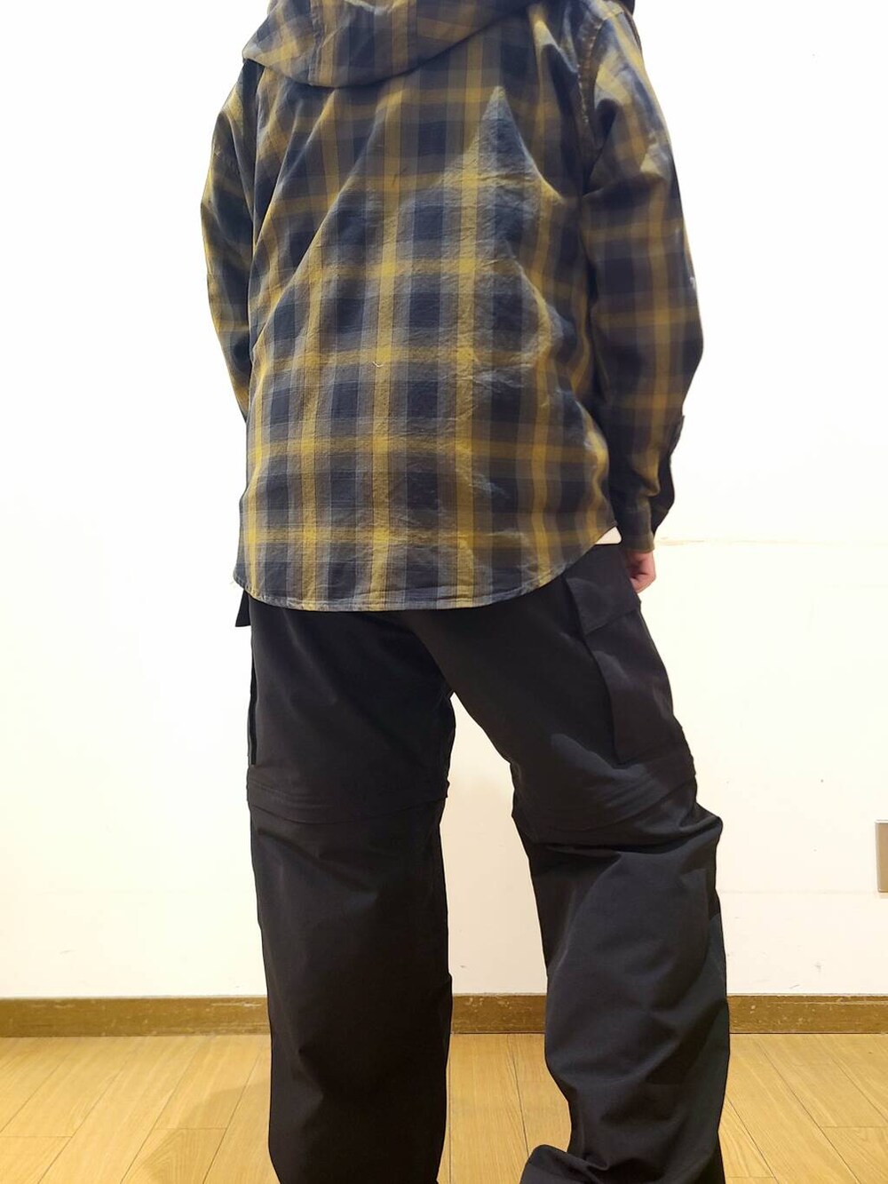 ブラック系のその他パンツ、ホワイト系のTシャツ/カットソー、ブラウン系のシャツ/ブラウスを着用したメンズの春コーディネートの7枚目の写真