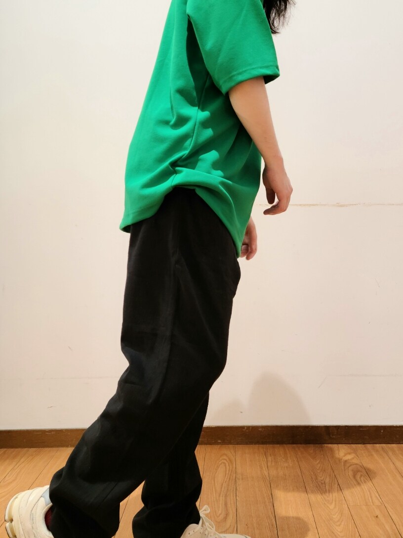 グリーン系のTシャツ/カットソー、ブラック系のその他パンツ、ブラック系のキャップを着用したメンズの春コーディネートの6枚目の写真