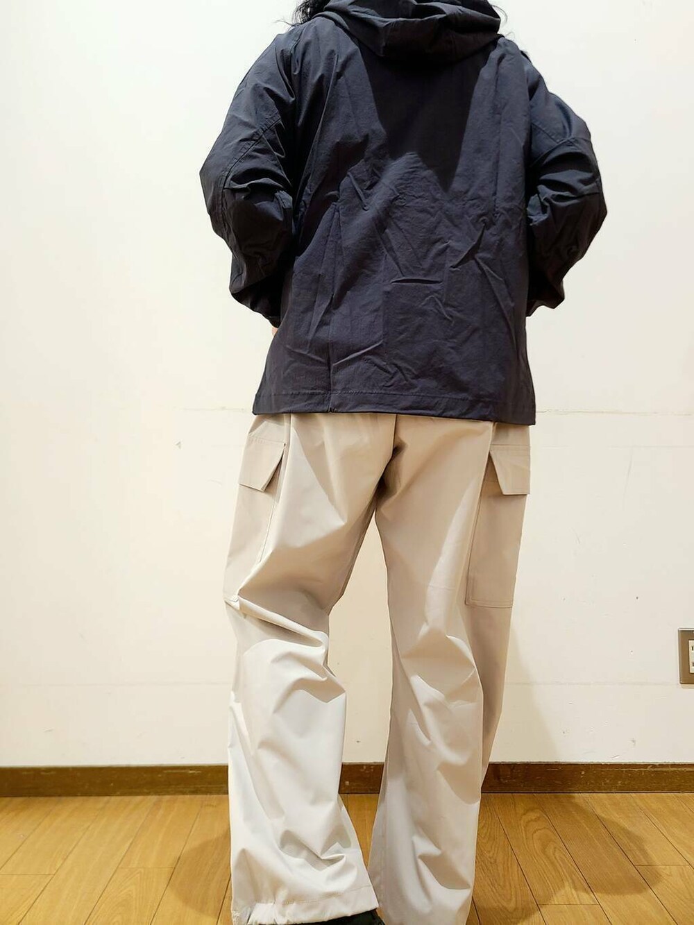 ブラック系のマウンテンパーカー、ホワイト系のその他パンツ、グレー系のTシャツ/カットソーを着用したメンズの冬コーディネートの8枚目の写真