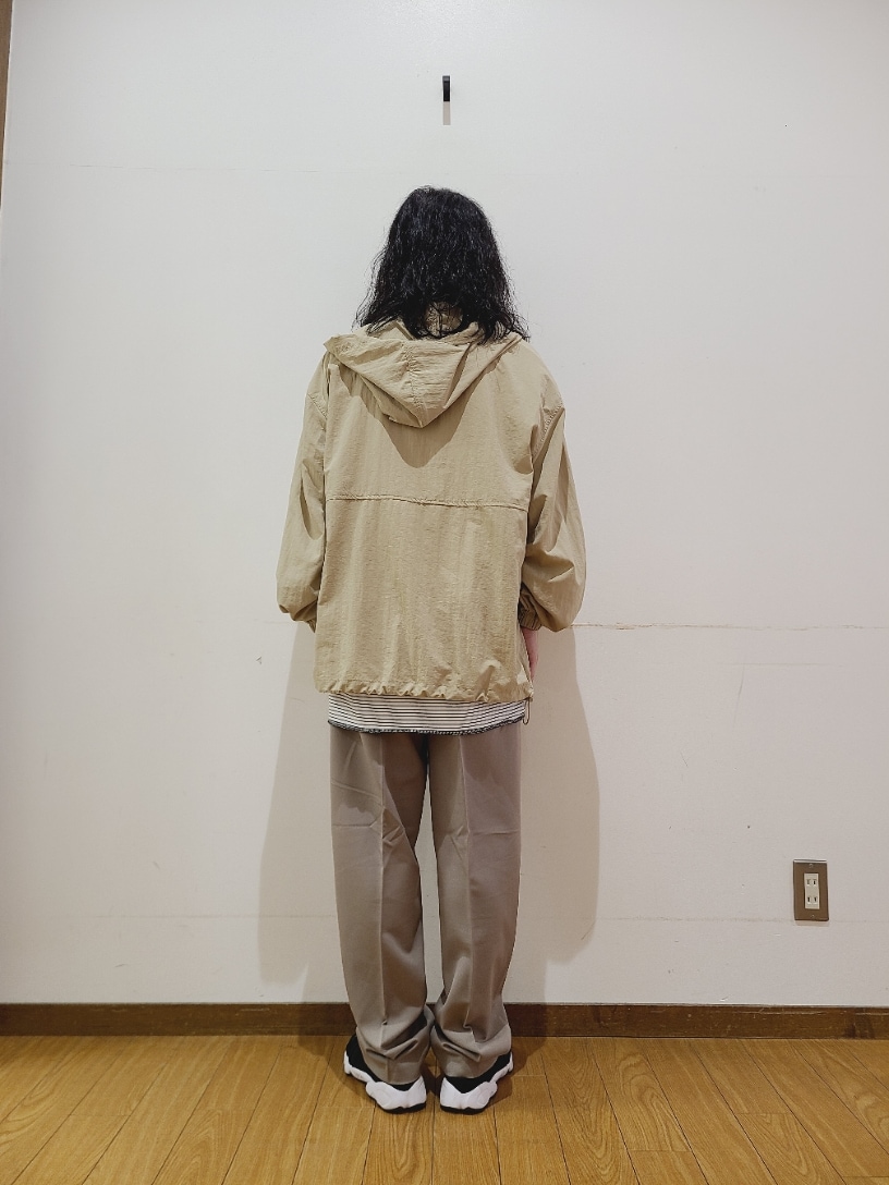 ベージュ系のナイロンジャケット、ホワイト系のTシャツ/カットソー、ベージュ系のその他パンツを着用したメンズの秋コーディネートの4枚目の写真