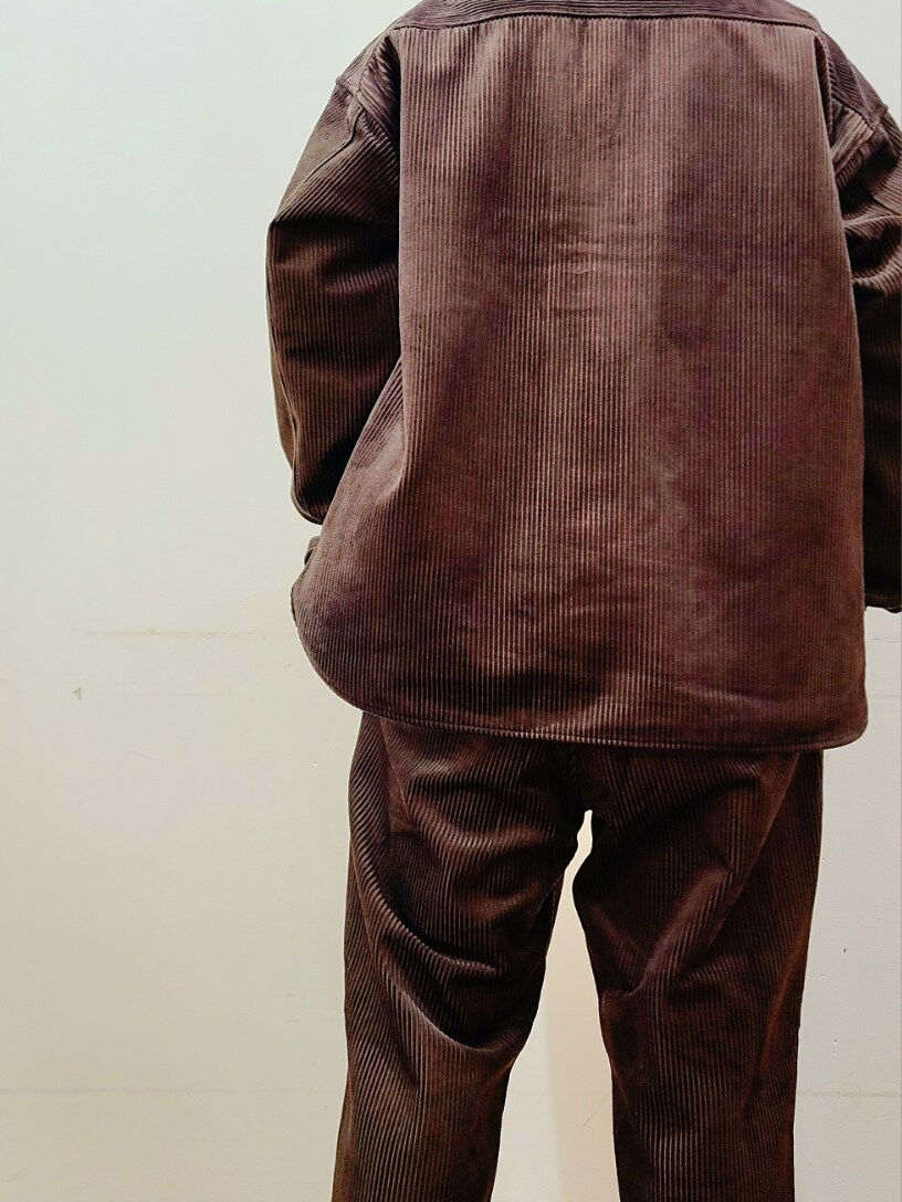 ブラウン系のシャツ/ブラウス、ブラウン系のその他パンツを着用したメンズの秋コーディネートの7枚目の写真