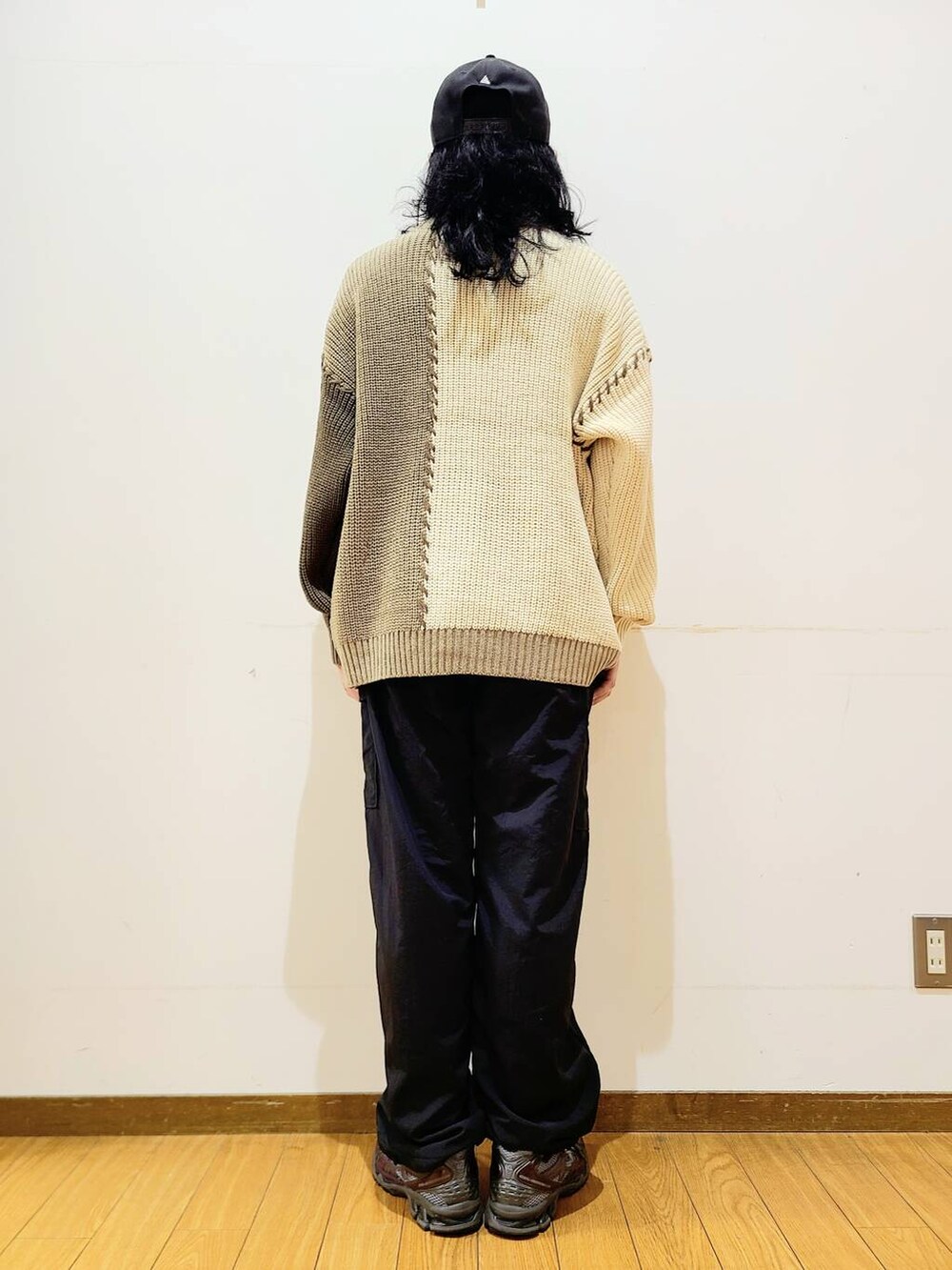 ブラック系のその他パンツ、ホワイト系のニット/セーターを着用したメンズの秋コーディネートの3枚目の写真