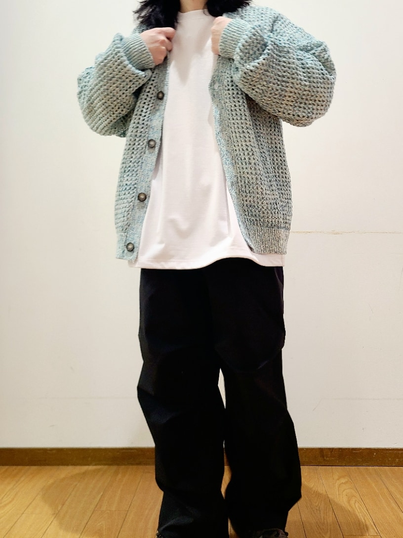 ホワイト系のTシャツ/カットソー、ブラック系のその他パンツを着用したメンズの冬コーディネートの4枚目の写真