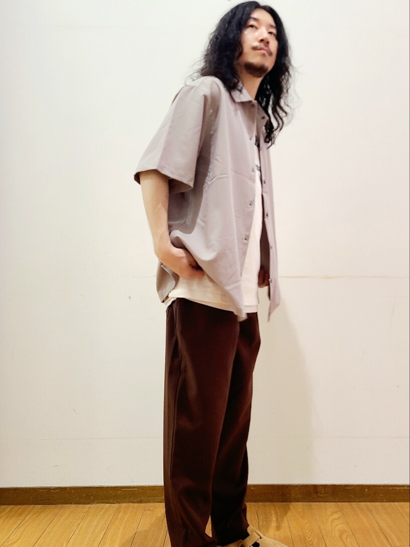ホワイト系のTシャツ/カットソー、グレー系のシャツ/ブラウス、ブラウン系のその他パンツを着用したメンズの夏コーディネートの4枚目の写真