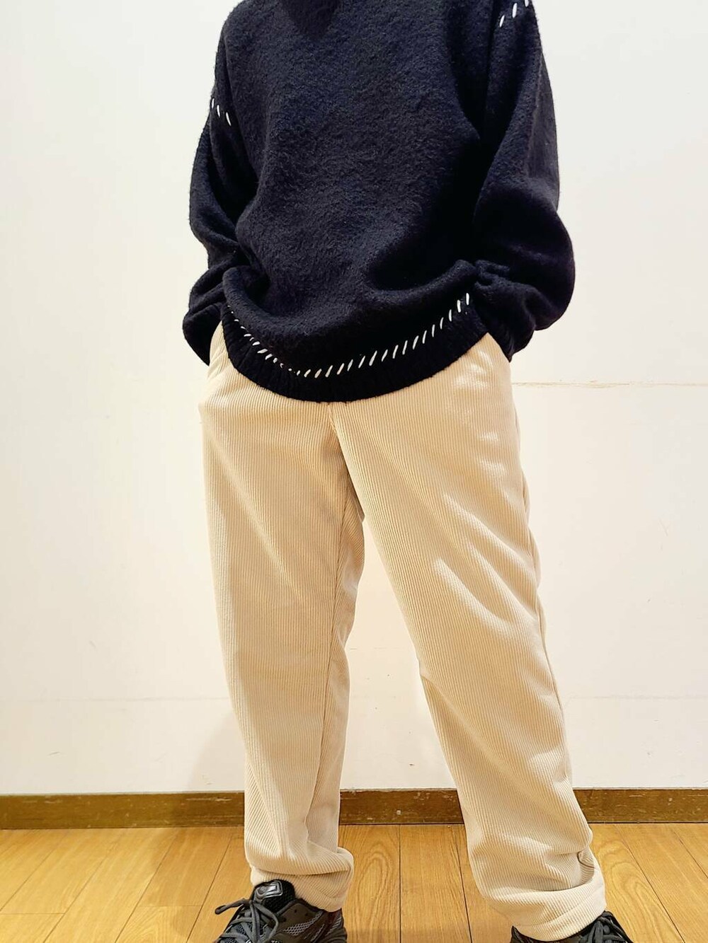 ベージュ系のその他パンツ、ブラック系のニット/セーターを着用したメンズの冬コーディネートの6枚目の写真