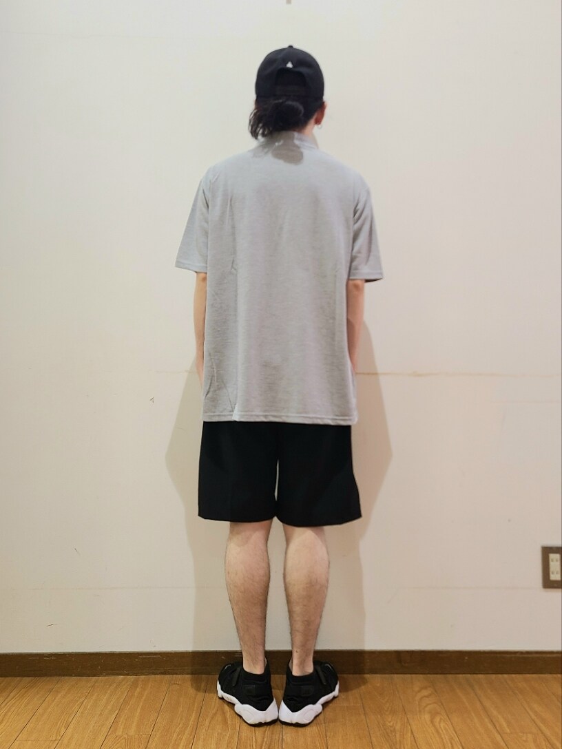 グレー系のポロシャツ、ブラック系のその他パンツ、ブラック系のスニーカーを着用したメンズの夏コーディネートの3枚目の写真