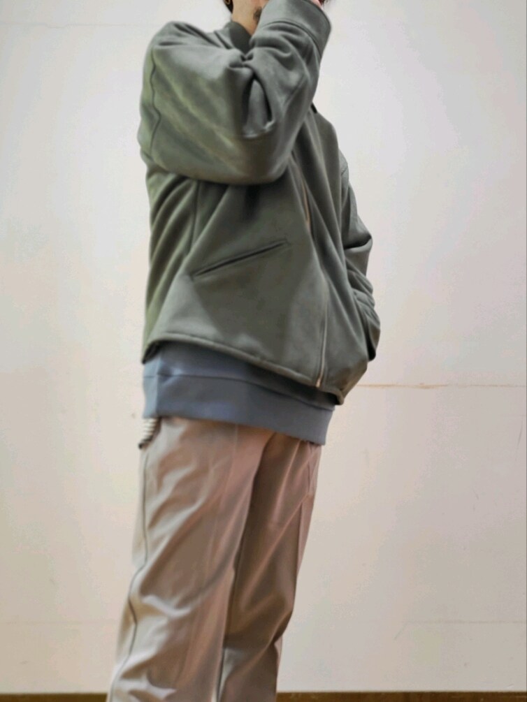 ブルー系のスウェット、グレー系のその他パンツを着用したメンズの冬コーディネートの6枚目の写真