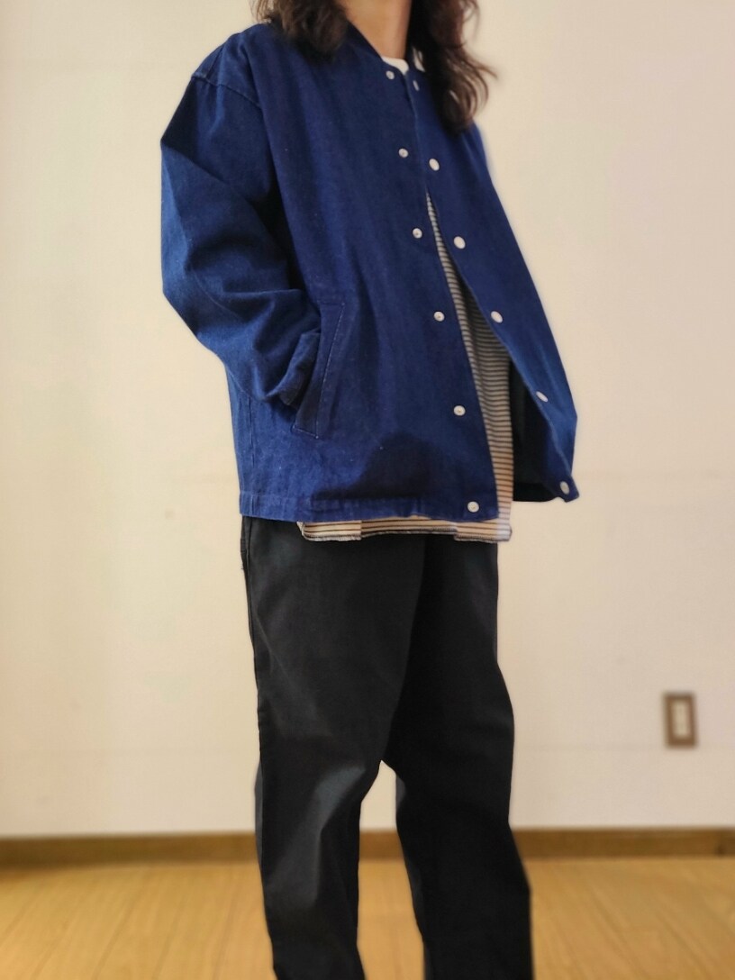 ブルー系のブルゾン、ブラック系のTシャツ/カットソー、ブラック系のその他パンツを着用したメンズの冬コーディネートの4枚目の写真