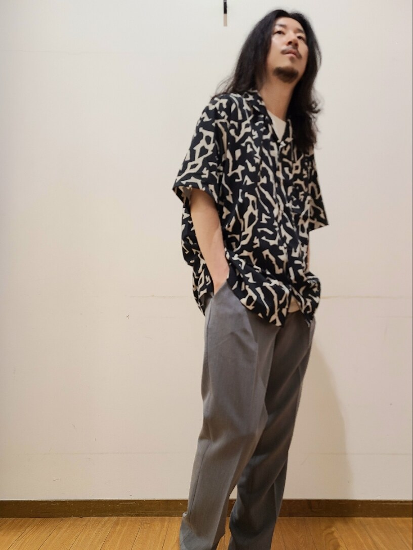 ブラック系のシャツ/ブラウス、ホワイト系のTシャツ/カットソー、グレー系のその他パンツを着用したメンズの春コーディネートの4枚目の写真