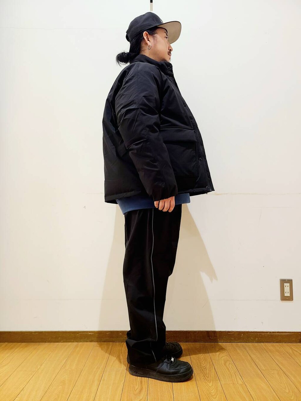 ブラック系のその他パンツ、ブルー系のスウェット、ブラック系のその他アウターを着用したメンズの冬コーディネートの2枚目の写真