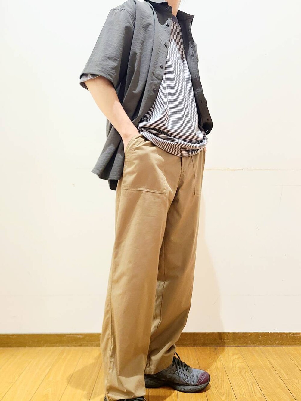 グリーン系のチノパンツ、その他のTシャツ/カットソー、グレー系のシャツ/ブラウスを着用したメンズの夏コーディネートの8枚目の写真