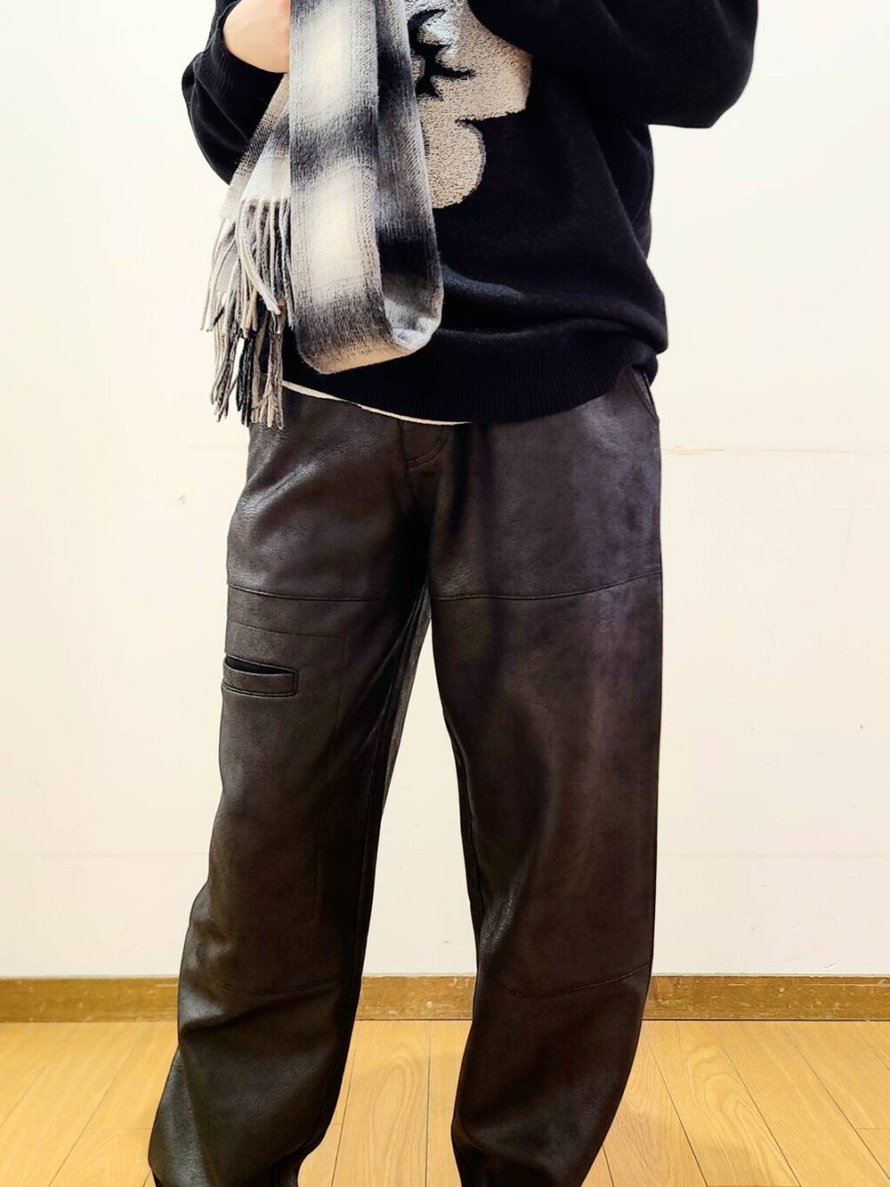 ブラック系のその他パンツ、ブラック系のスニーカー、ブラック系のニット/セーターを着用したメンズの冬コーディネートの8枚目の写真