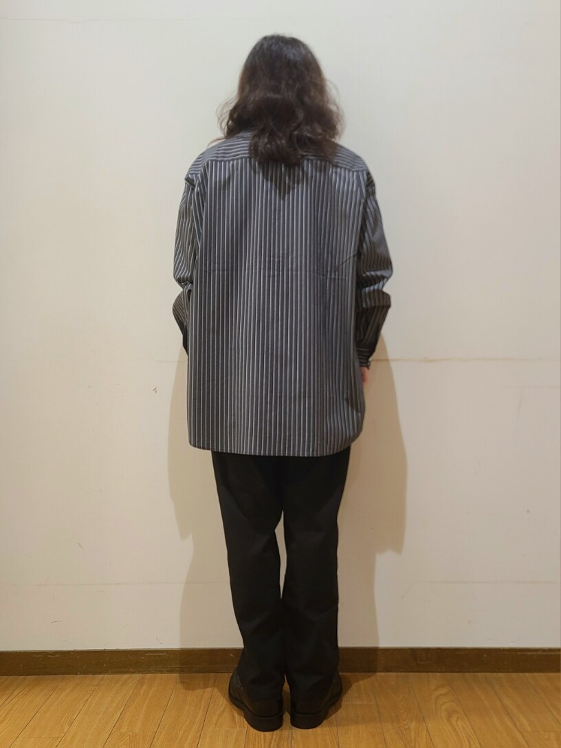 ブラック系のシャツ/ブラウス、ブラック系のその他パンツ、ブラック系のメガネを着用したメンズの春コーディネートの3枚目の写真