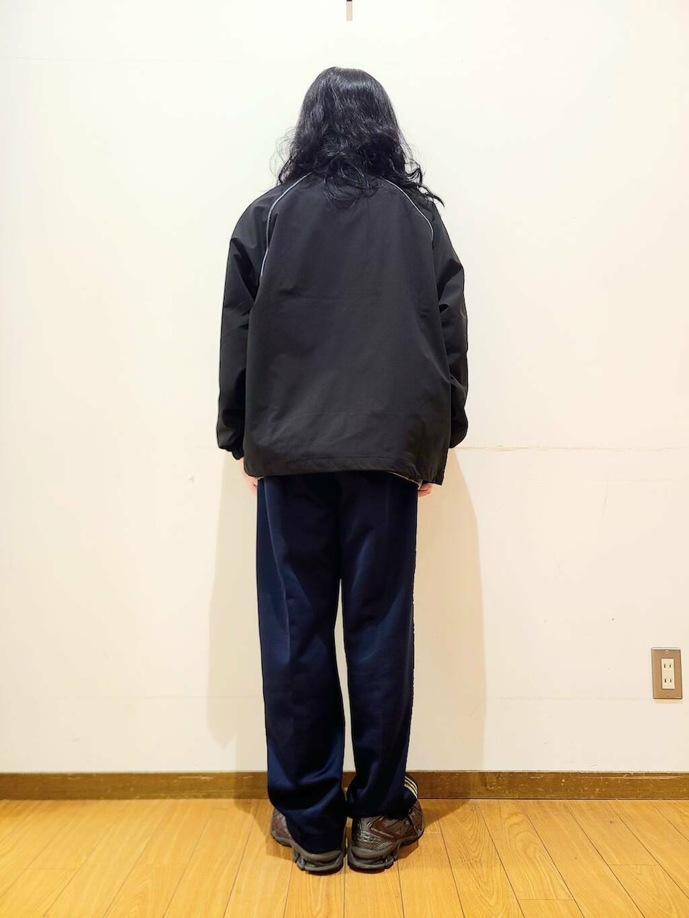 ブルー系のその他パンツ、ブラック系のブルゾン、その他のスウェットを着用したメンズの冬コーディネートの3枚目の写真