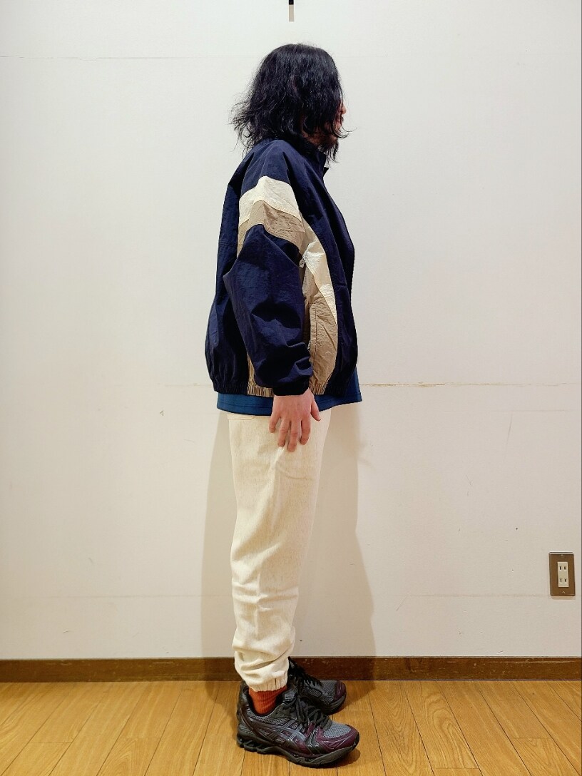 ブルー系のブルゾン、ブルー系のTシャツ/カットソー、ベージュ系のその他パンツを着用したメンズの春コーディネートの2枚目の写真