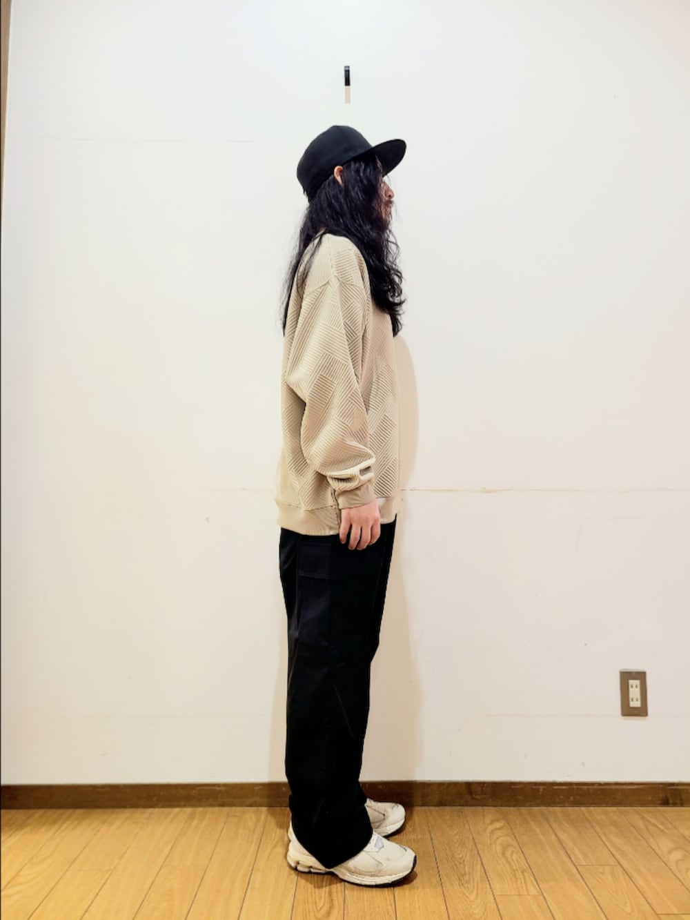 ベージュ系のスウェット、ブラック系のその他パンツを着用したメンズの冬コーディネートの2枚目の写真