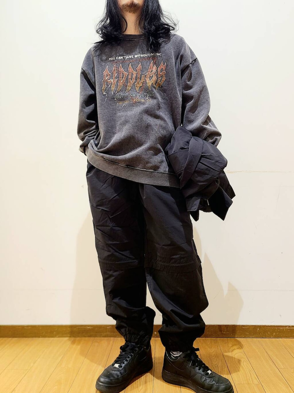 ブラック系のシャツ/ブラウス、ブラック系のその他パンツ、その他のスウェットを着用したメンズの冬コーディネートの5枚目の写真