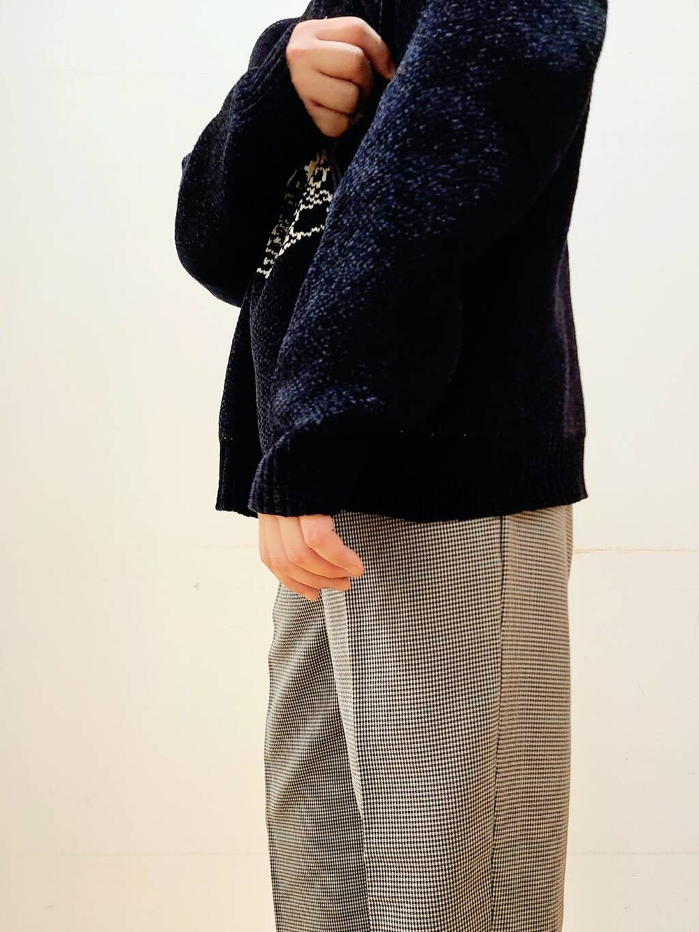 その他のその他パンツ、ブラック系のニット/セーターを着用したメンズの秋コーディネートの8枚目の写真