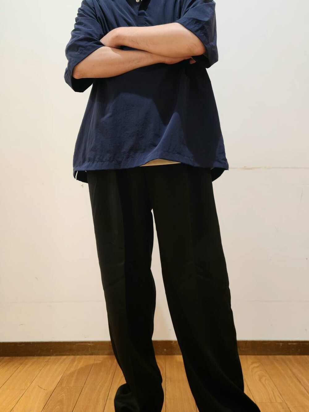 ブルー系のポロシャツ、ホワイト系のTシャツ/カットソー、ブラック系のその他パンツを着用したメンズの夏コーディネートの5枚目の写真