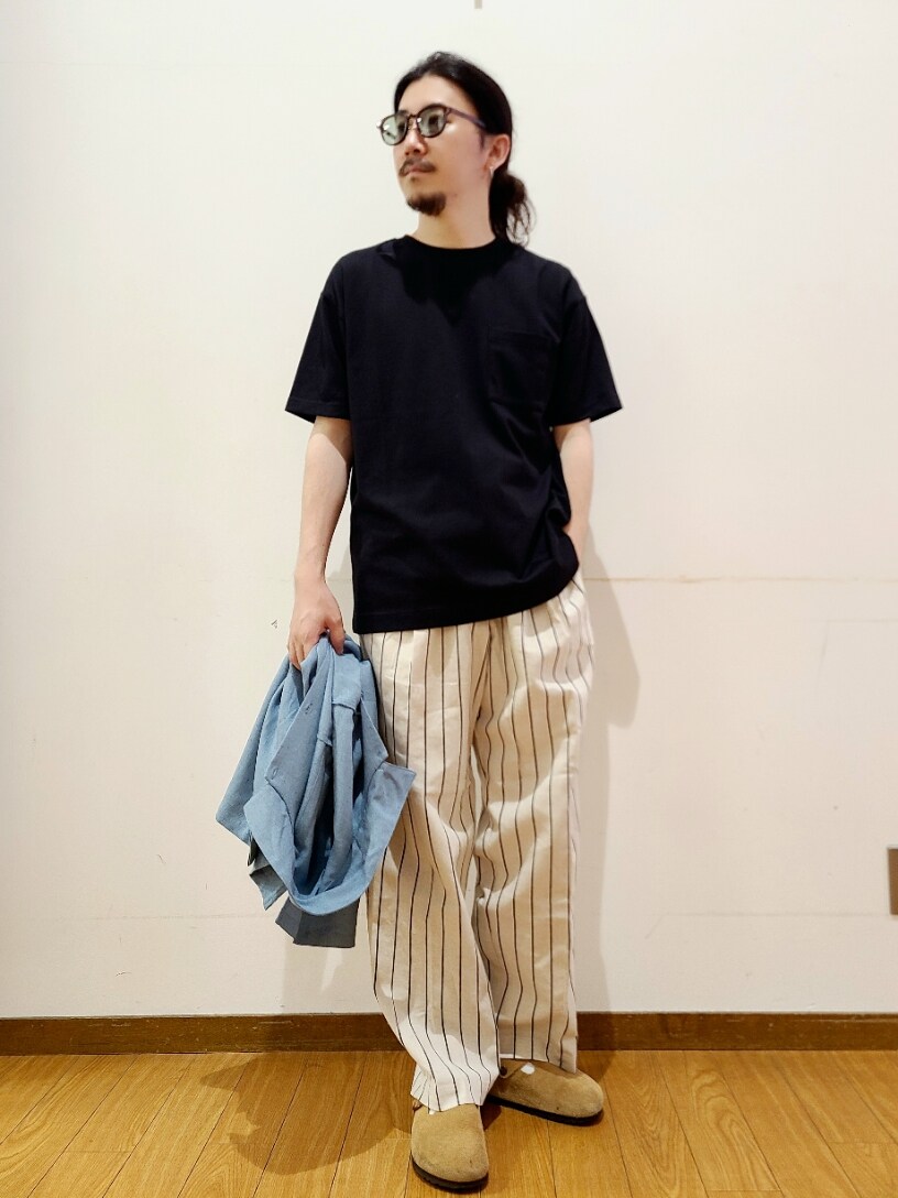 ブルー系のシャツ/ブラウス、ブラック系のTシャツ/カットソー、ホワイト系のその他パンツを着用したメンズの夏コーディネートの5枚目の写真