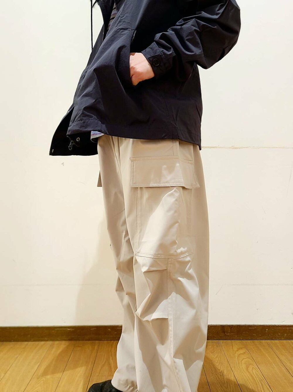ブラック系のマウンテンパーカー、ホワイト系のその他パンツ、グレー系のTシャツ/カットソーを着用したメンズの冬コーディネートの7枚目の写真