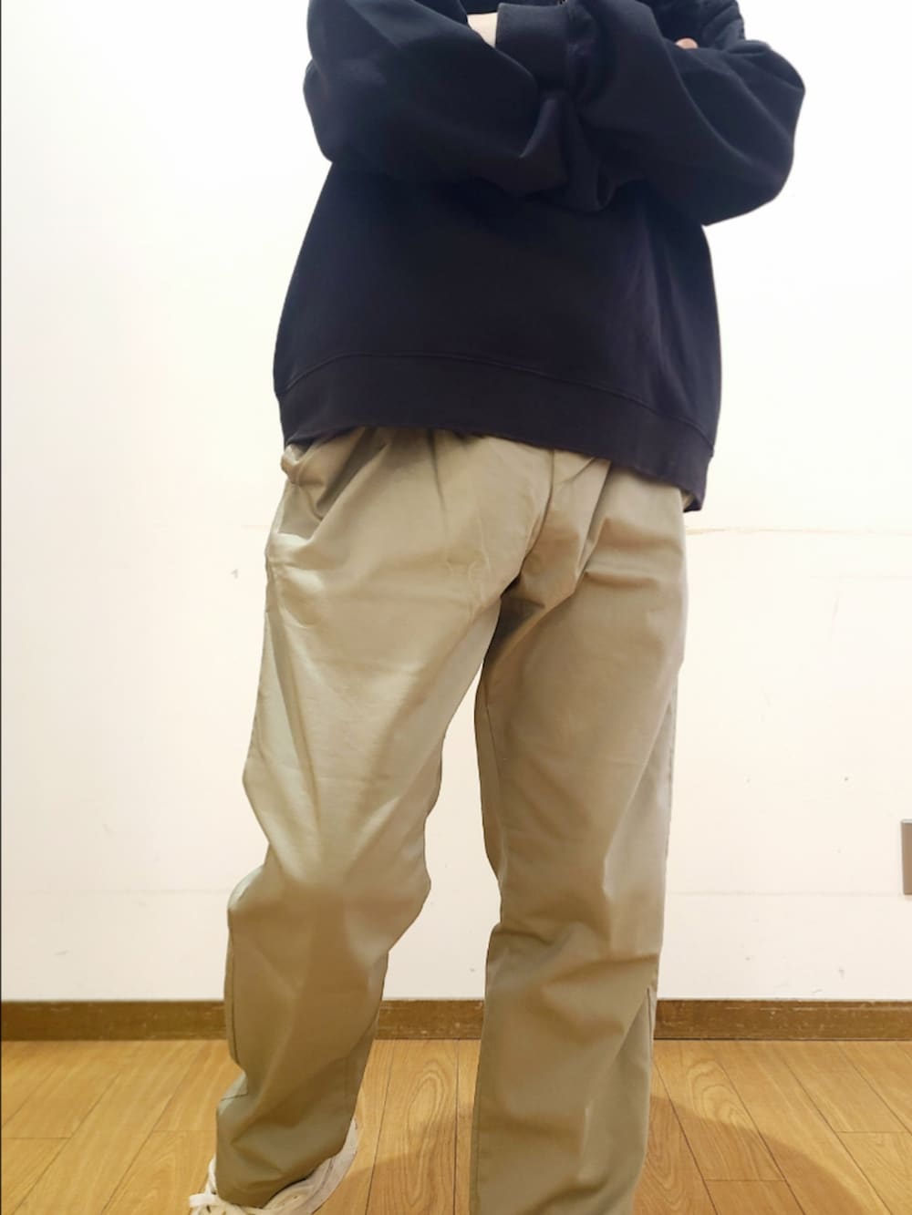 ブラック系のスウェット、ベージュ系のその他パンツを着用したメンズの春コーディネートの4枚目の写真