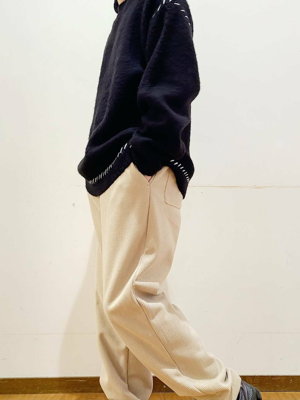 ベージュ系のその他パンツ、ブラック系のニット/セーターを着用したメンズの冬コーディネートの5枚目の写真