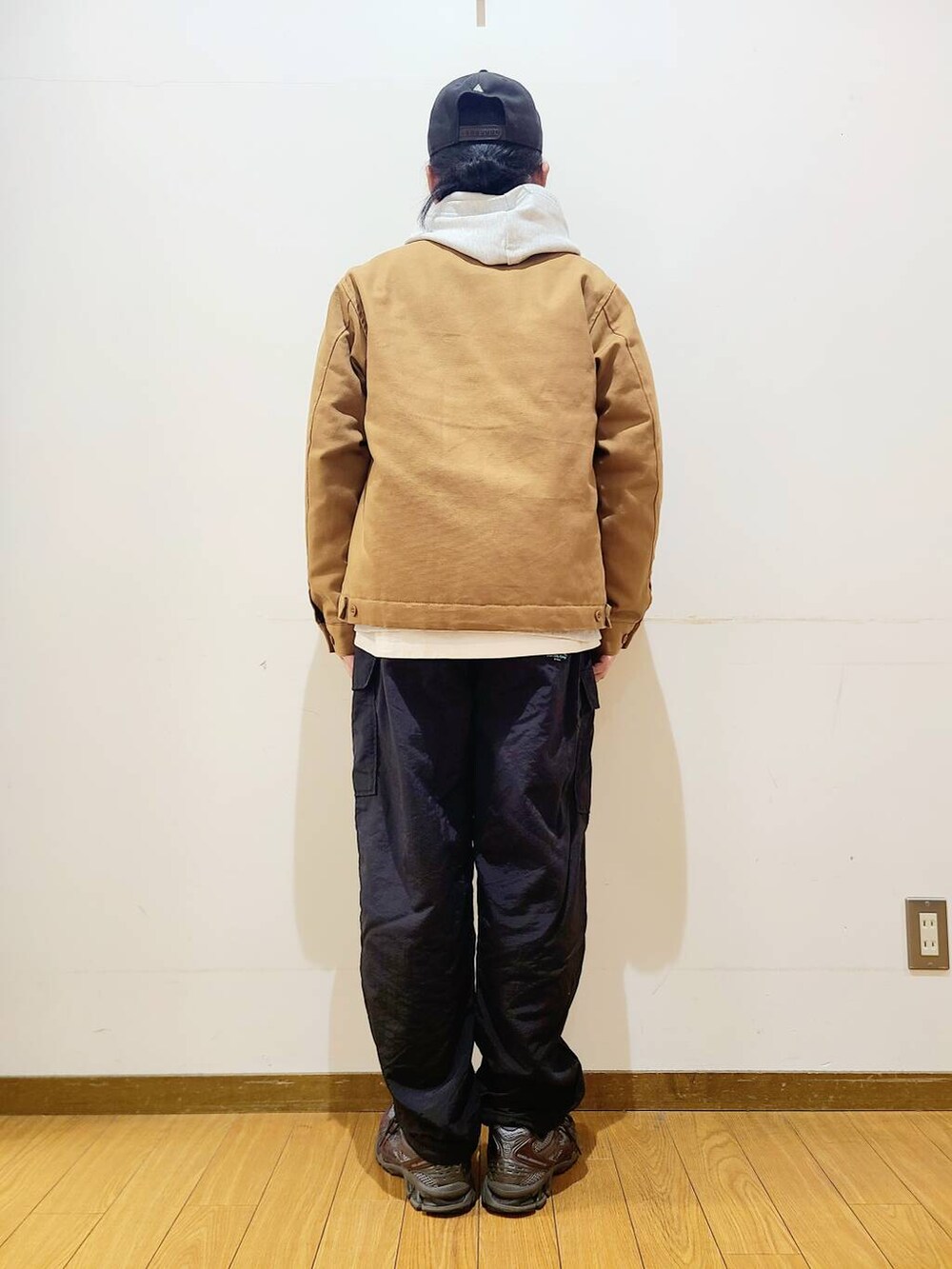 ブラック系のその他パンツ、イエロー系のその他アウター、グレー系のパーカーを着用したメンズの冬コーディネートの3枚目の写真