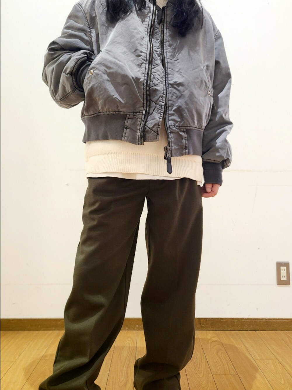 グリーン系のその他パンツ、ホワイト系のニット/セーター、グレー系のMA-1を着用したメンズの冬コーディネートの7枚目の写真