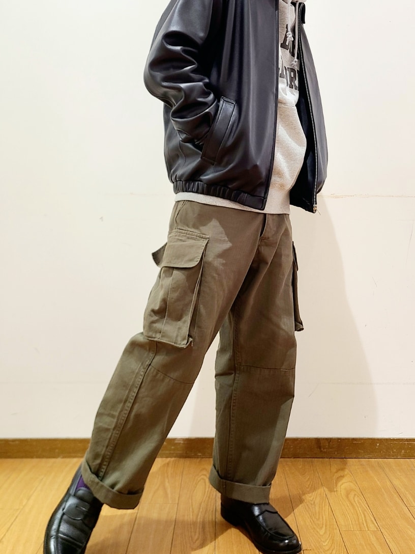 「低身長、低身長コーデ、低身長男子、ファッションを楽しもう、ITEMS URBANRESEARCH、アイテムズアーバンリサーチ、レザー、ブルゾン、カーゴパンツ、ロゴパーカー、チャンピオン パーカー、Champion、ローファー、キャップ」｜「ITEMS URBANRESEARCHのラムレザー ZIP UP ジャケット（ライダースジャケット、ブラック系）」を使った、アライタカノリさん（メンズ・164cm）の秋コーディネートの4枚目の写真
