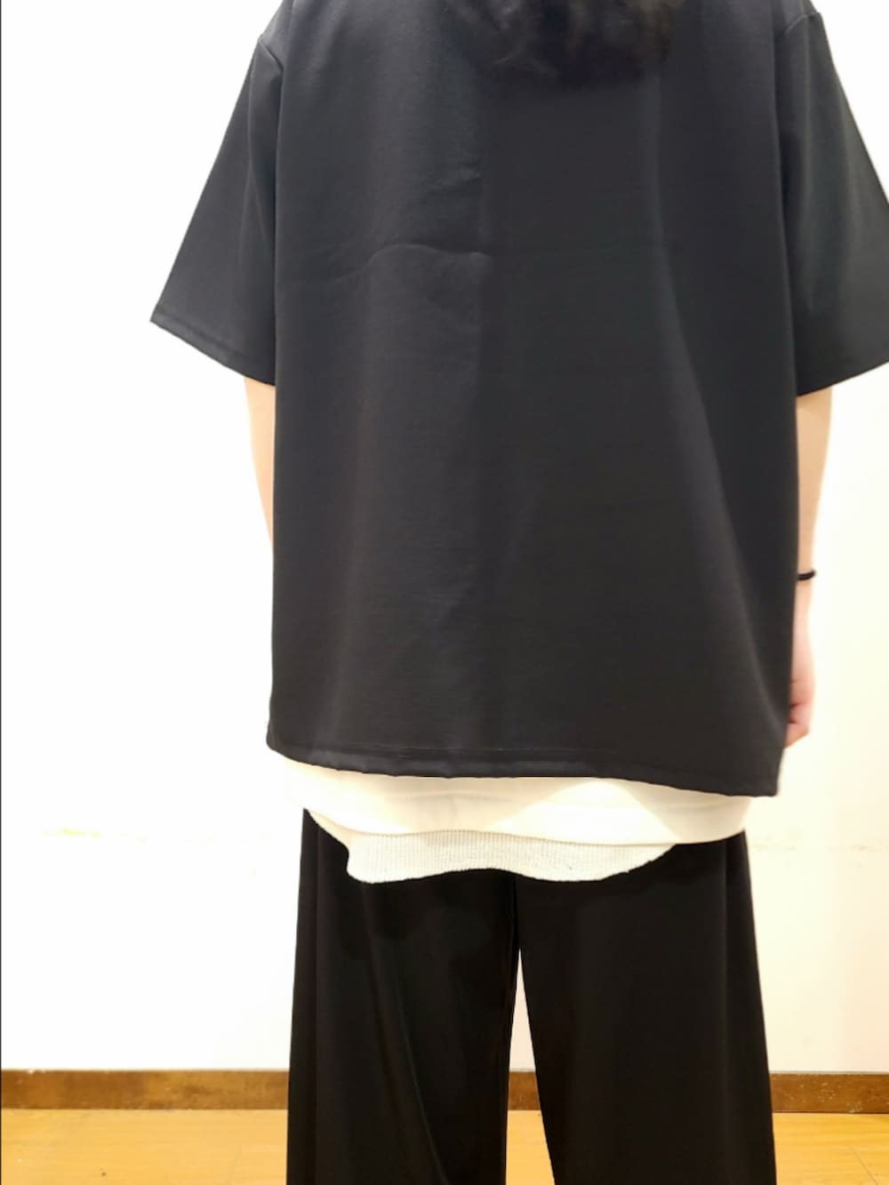 ブラック系のTシャツ/カットソー、ホワイト系のTシャツ/カットソー、ブラック系のその他パンツを着用したメンズの夏コーディネートの5枚目の写真