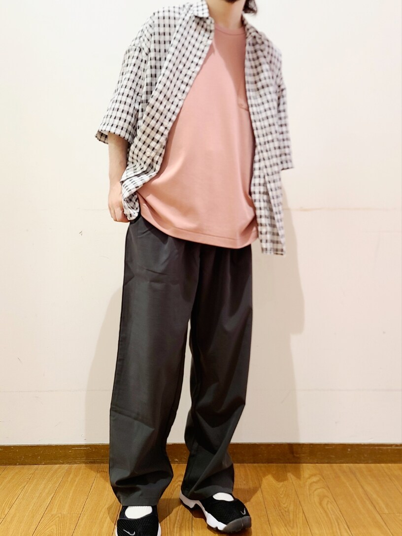 ブラック系のシャツ/ブラウス、ピンク系のTシャツ/カットソー、ブラック系のその他パンツを着用したメンズの夏コーディネートの6枚目の写真