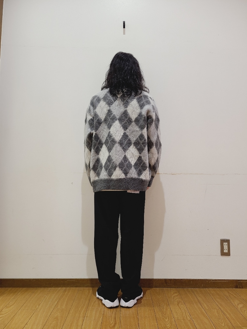 グレー系のニット/セーター、ホワイト系のTシャツ/カットソー、ブラック系のその他パンツを着用したメンズの秋コーディネートの4枚目の写真