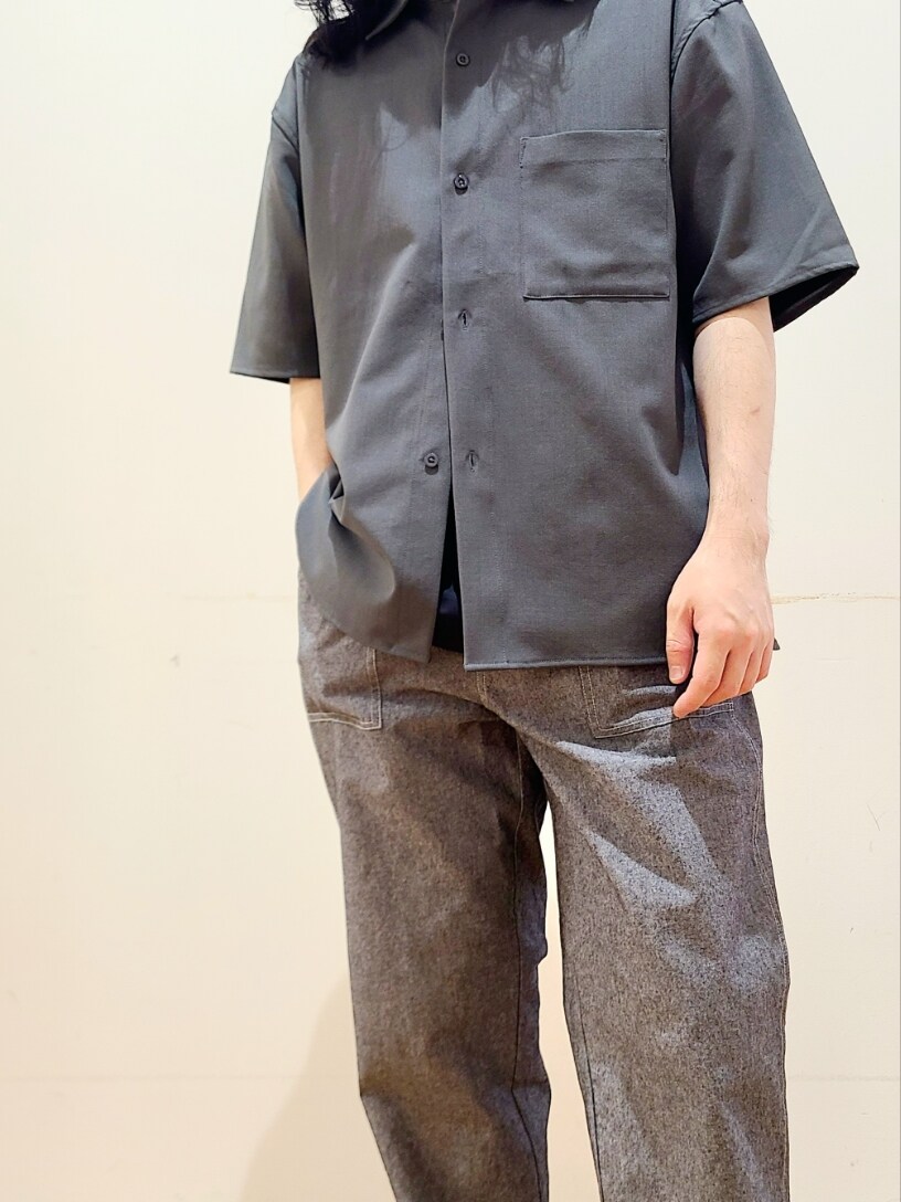 ブラック系のTシャツ/カットソー、グレー系のシャツ/ブラウス、グレー系のその他パンツを着用したメンズの夏コーディネートの7枚目の写真