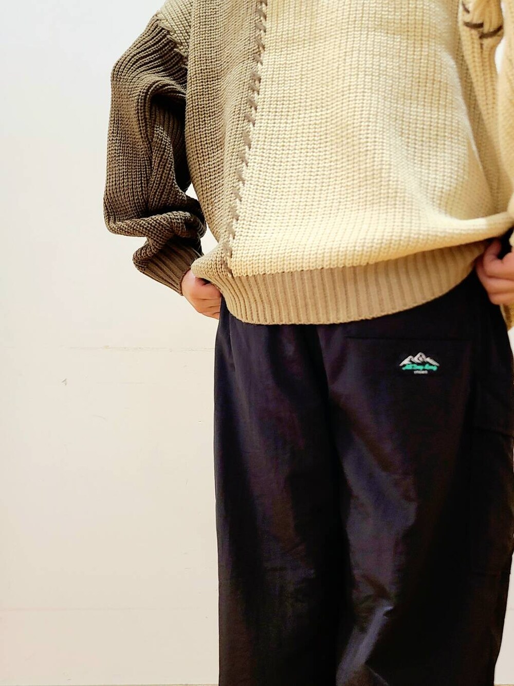 ブラック系のその他パンツ、ホワイト系のニット/セーターを着用したメンズの秋コーディネートの9枚目の写真