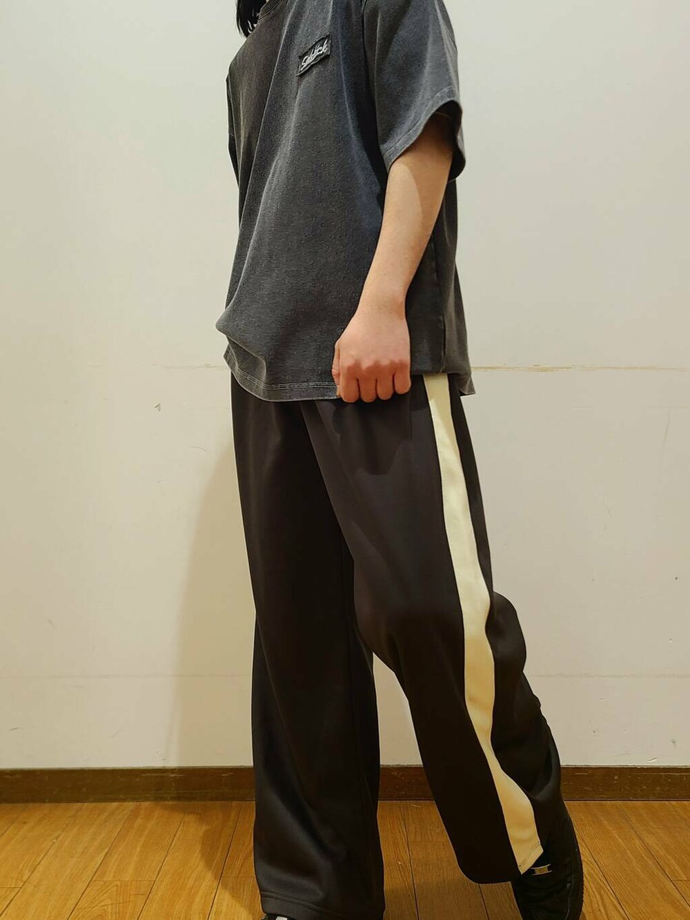 ブラウン系のその他パンツ、ブラック系のTシャツ/カットソー、グリーン系のメガネを着用したメンズの春コーディネートの6枚目の写真