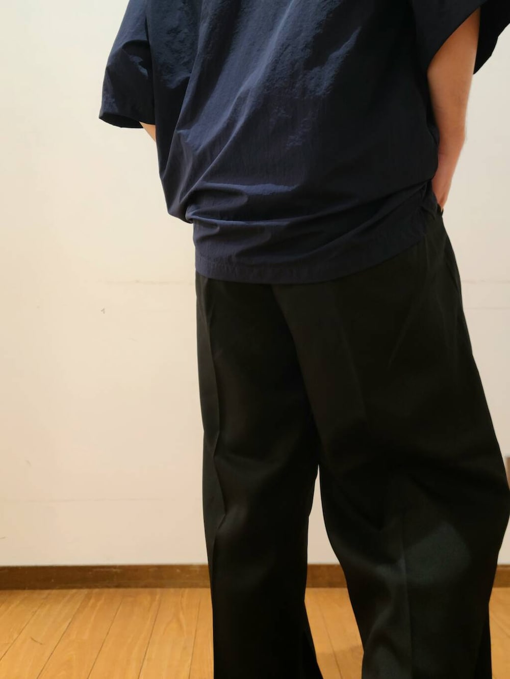 ブルー系のポロシャツ、ホワイト系のTシャツ/カットソー、ブラック系のその他パンツを着用したメンズの夏コーディネートの7枚目の写真