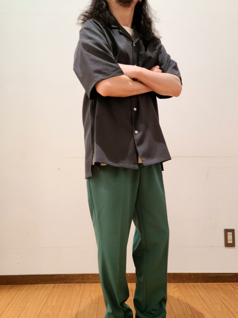 グレー系のシャツ/ブラウス、ホワイト系のTシャツ/カットソー、グリーン系のその他パンツを着用したメンズの春コーディネートの6枚目の写真