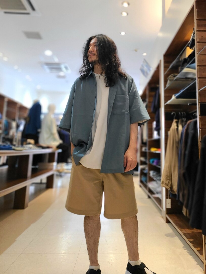 ブルー系のシャツ/ブラウス、ホワイト系のTシャツ/カットソー、ベージュ系のその他パンツを着用したメンズの夏コーディネートの6枚目の写真