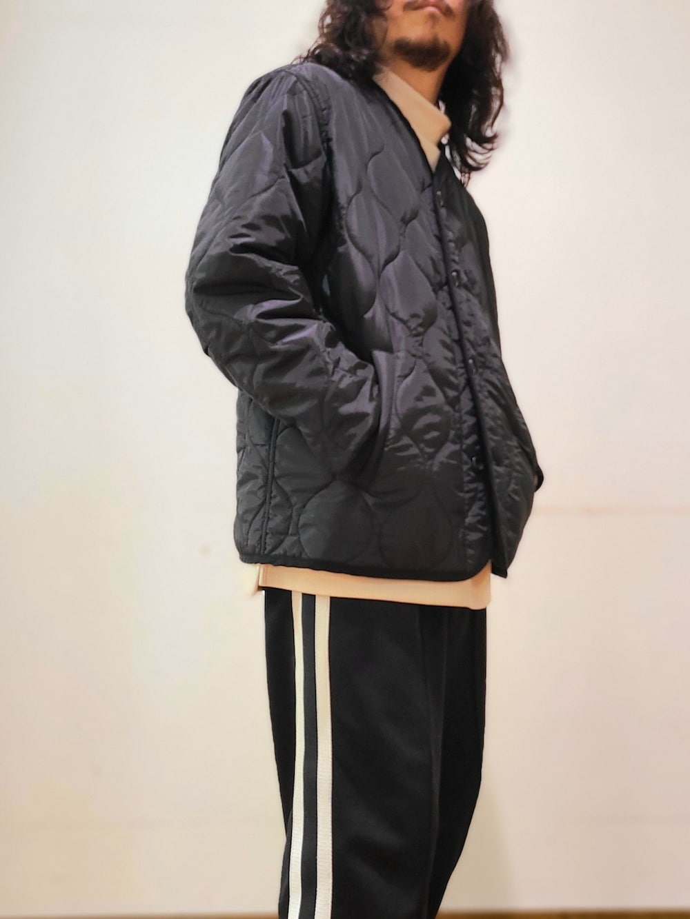 ブルー系のカバーオール、ブラック系のミリタリージャケット、ホワイト系のTシャツ/カットソーを着用したメンズの秋コーディネートの5枚目の写真