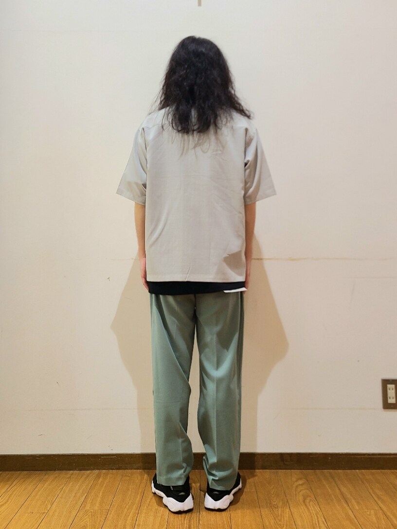 グレー系のシャツ/ブラウス、ブラック系のTシャツ/カットソー、グリーン系のその他パンツを着用したメンズの夏コーディネートの3枚目の写真