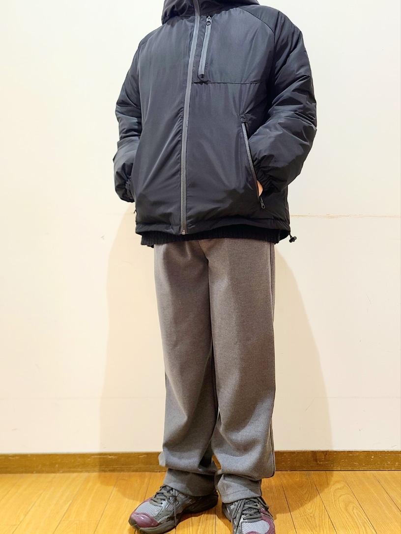 ブラック系のニット/セーター、ブラック系のダウンジャケット/コート、グレー系のその他パンツを着用したメンズの冬コーディネートの5枚目の写真