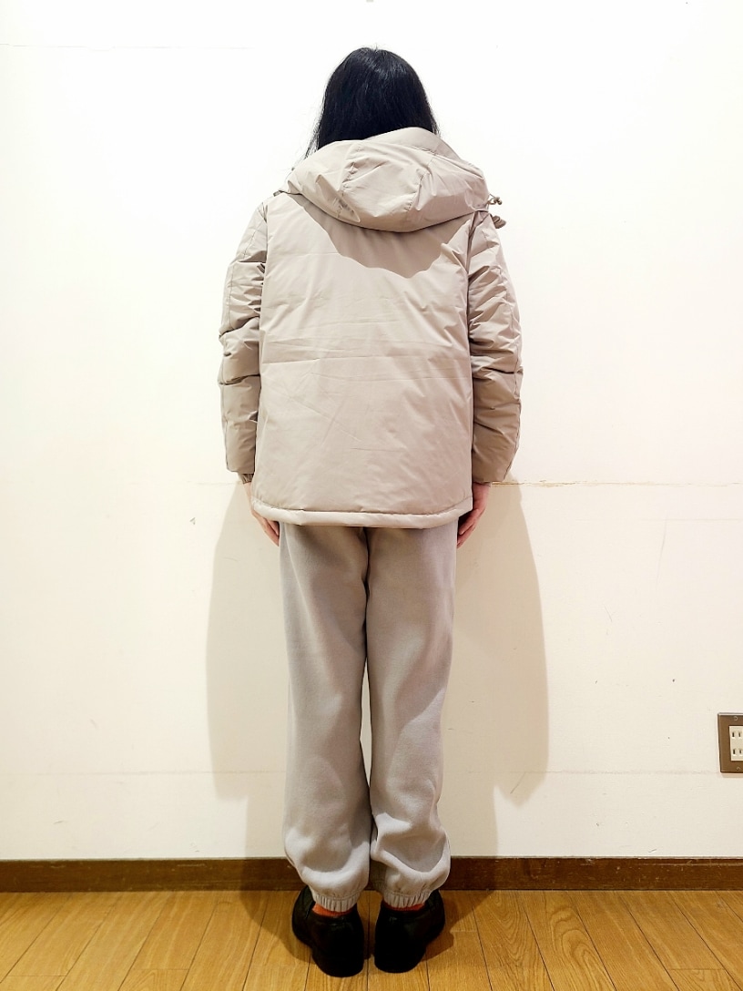 ホワイト系のニット/セーター、グレー系のスウェットパンツ、ベージュ系のダウンジャケット/コートを着用したメンズの冬コーディネートの3枚目の写真